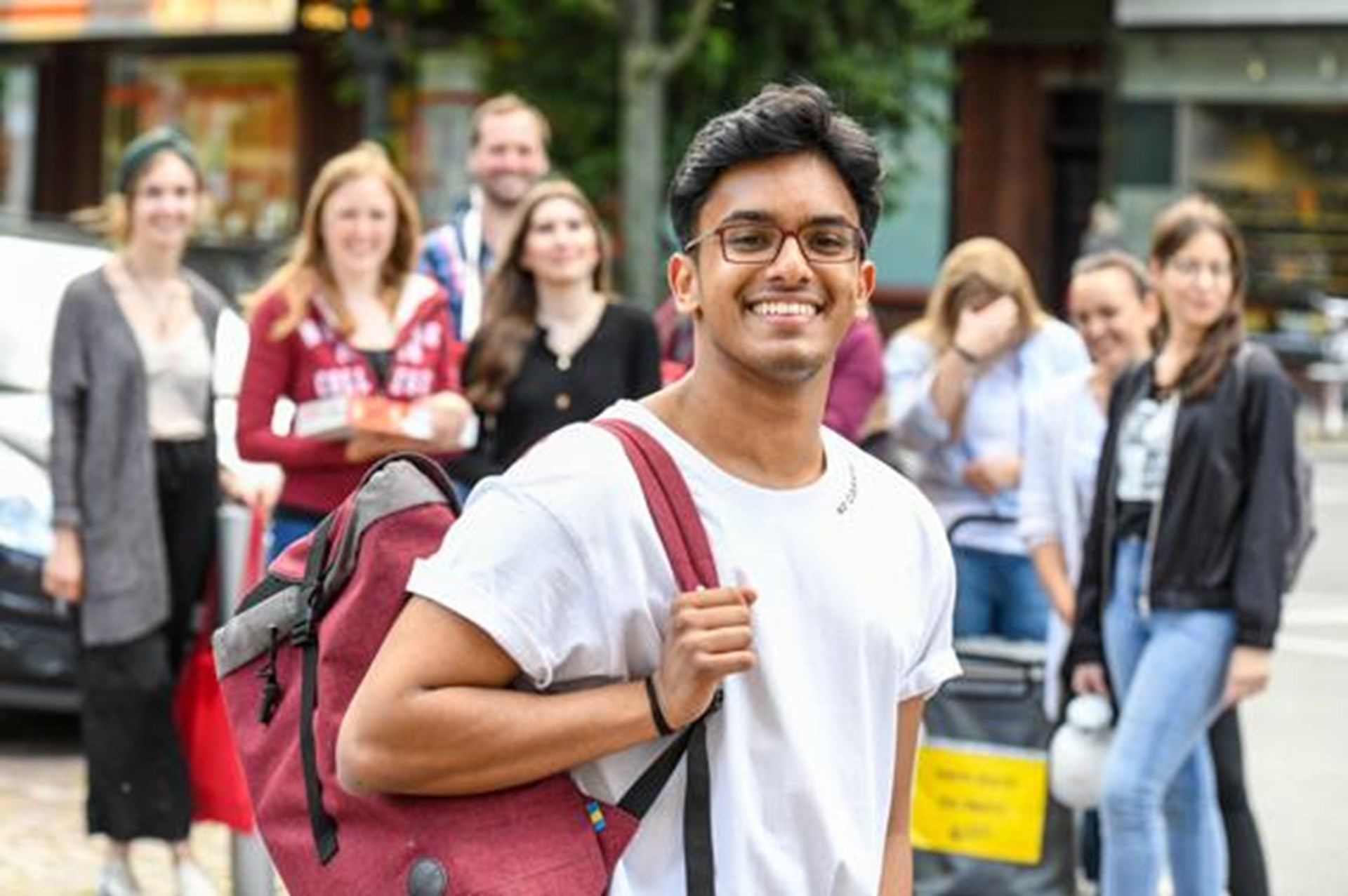 Portrait eines jungen Freiwilligen mit Migrationshintergrund