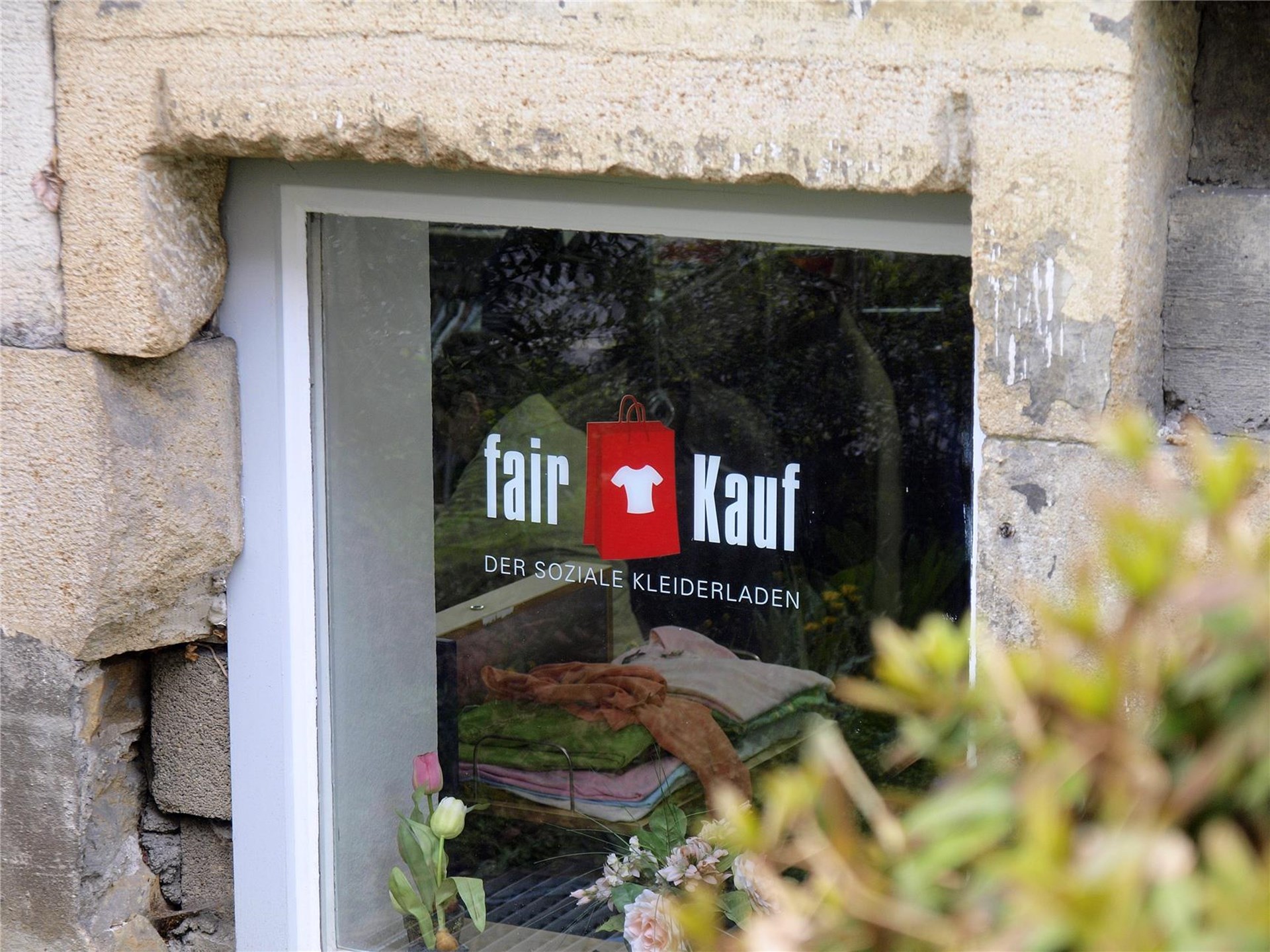 Schaufenster mit dem Logo von fairKauf