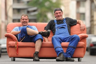 zwei Männer beim Möbel packen